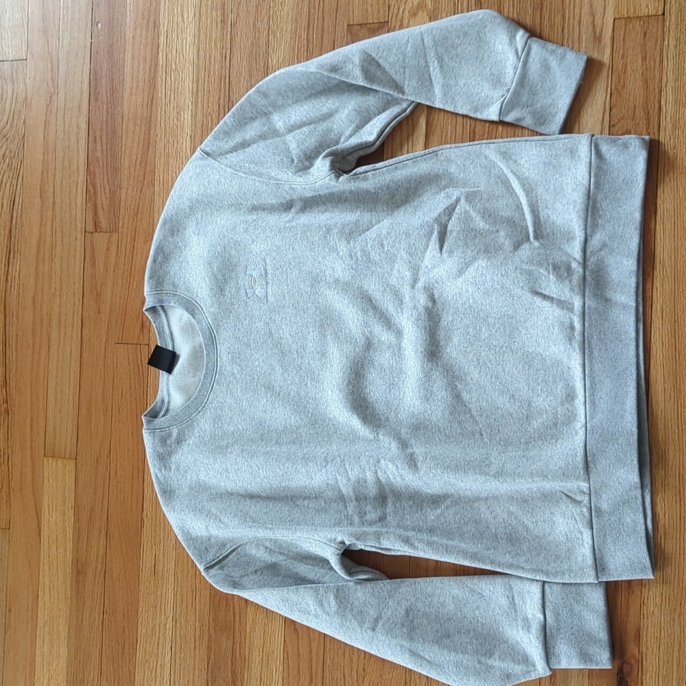 Under Armour light gray sweatshirt